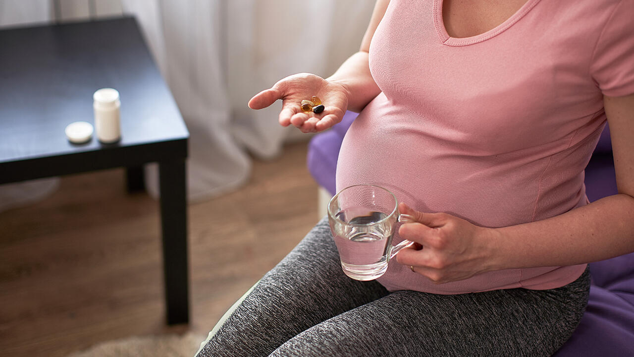 Beim Kauf von Folsäure-Präparaten haben Schwangere die Qual der Wahl. Doch nicht alle Produkte sind empfehlenswert.