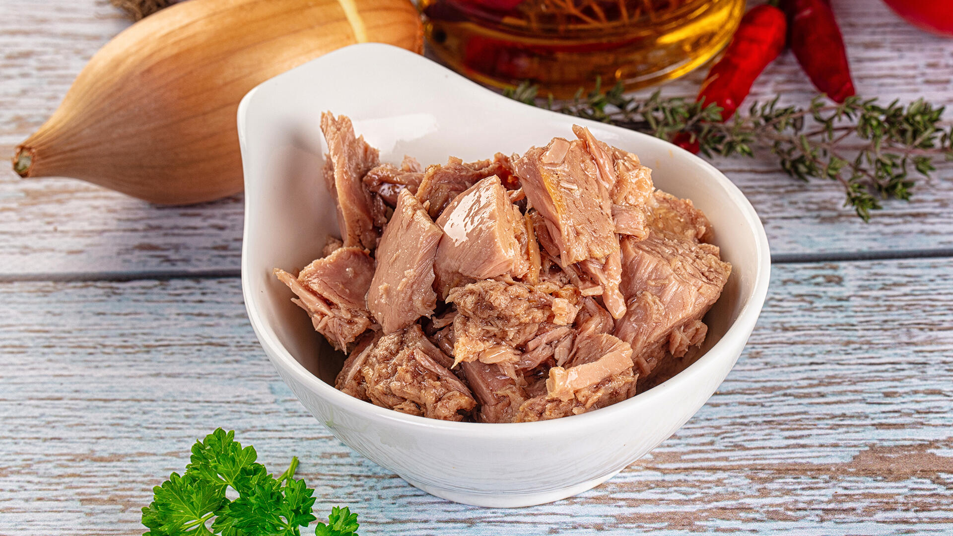 Konservierter Thunfisch lässt sich vielfältig zubereiten und erfreut sich großer Beliebtheit. Aber wie steht es um eine mögliche Belastung mit Quecksilber bzw. Methylquecksilber? Wir haben 29 Produkte darauf überprüfen lassen. Konservierter Thunfisch lässt sich vielfältig zubereiten und erfreut sich großer Beliebtheit. Aber wie steht es um eine mögliche Belastung mit Quecksilber bzw. Methylquecksilber? Wir haben 29 Produkte darauf überprüfen lassen.