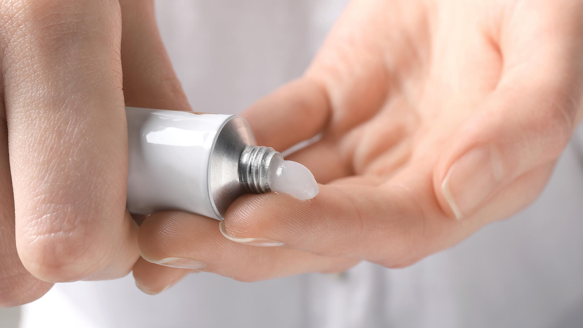 Schmerzsalbe unbedingt für Kinder unzugänglich aufbewahren – und in der Regel bei maximal 25 Grad. Schmerzsalbe unbedingt für Kinder unzugänglich aufbewahren – und in der Regel bei maximal 25 Grad.