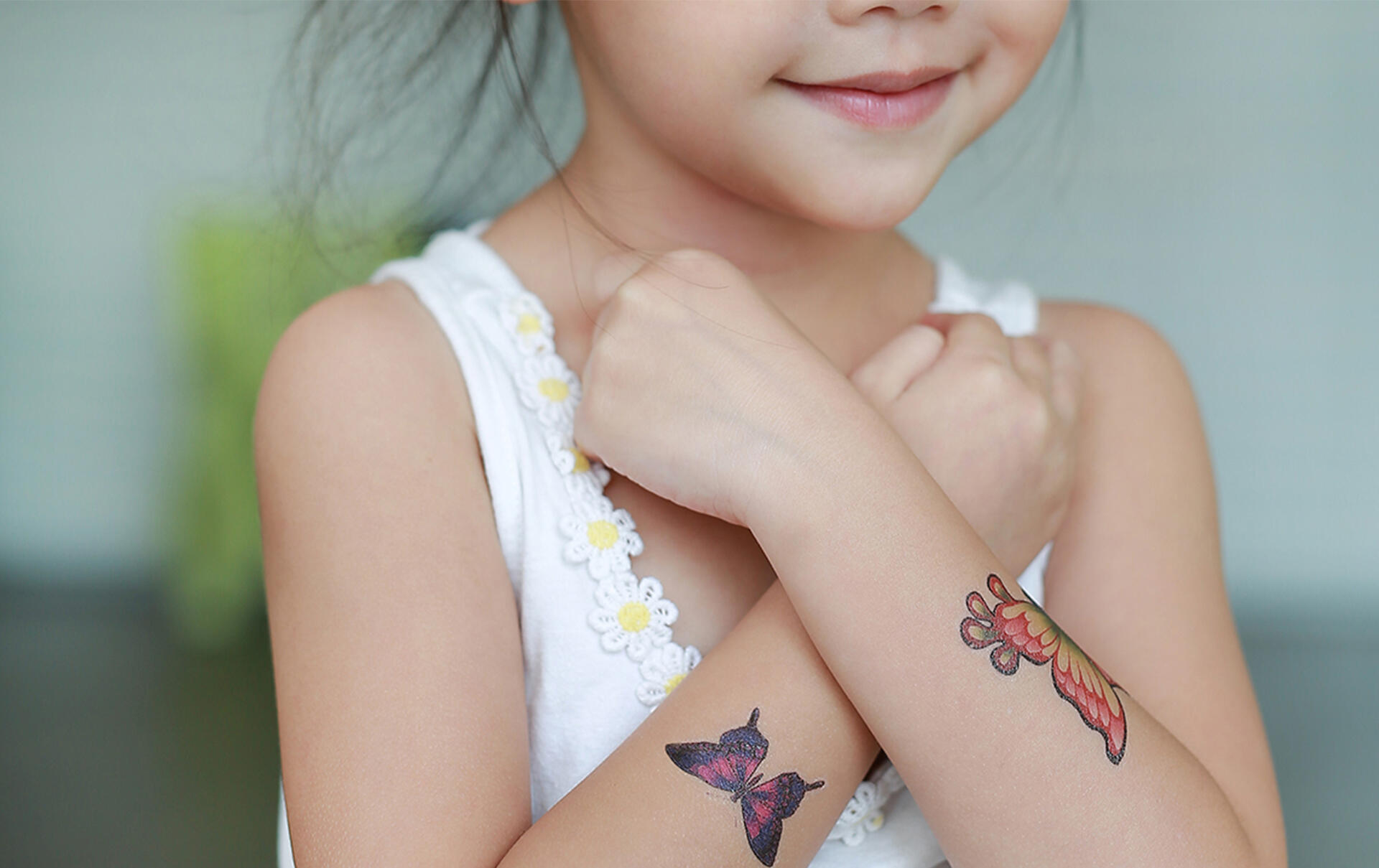 Schutzfolie abziehen, Trägerpapier mit Motiv nach unten auf die gewählte Körperstelle legen und befeuchten – nach wenigen Sekunden löst sich das Bild und haftet danach auf der Haut. Schutzfolie abziehen, Trägerpapier mit Motiv nach unten auf die gewählte Körperstelle legen und befeuchten – nach wenigen Sekunden löst sich das Bild und haftet danach auf der Haut.