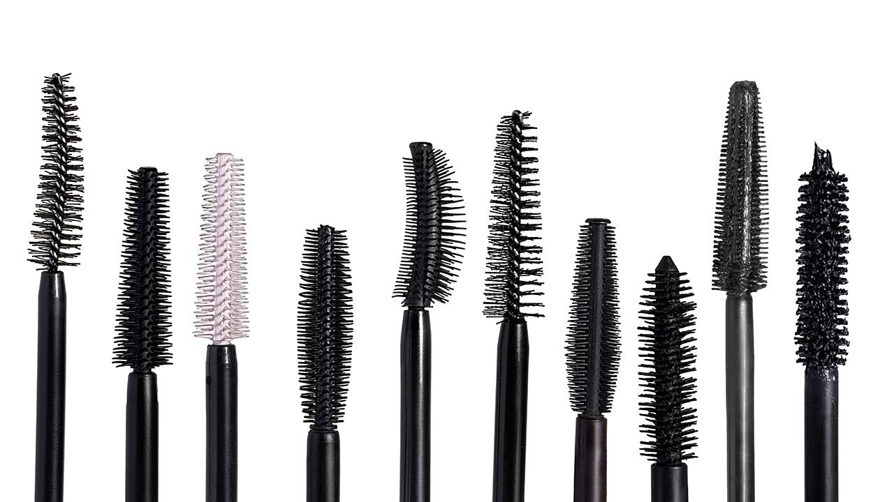 16 schwarze Mascaras in der Überprüfung