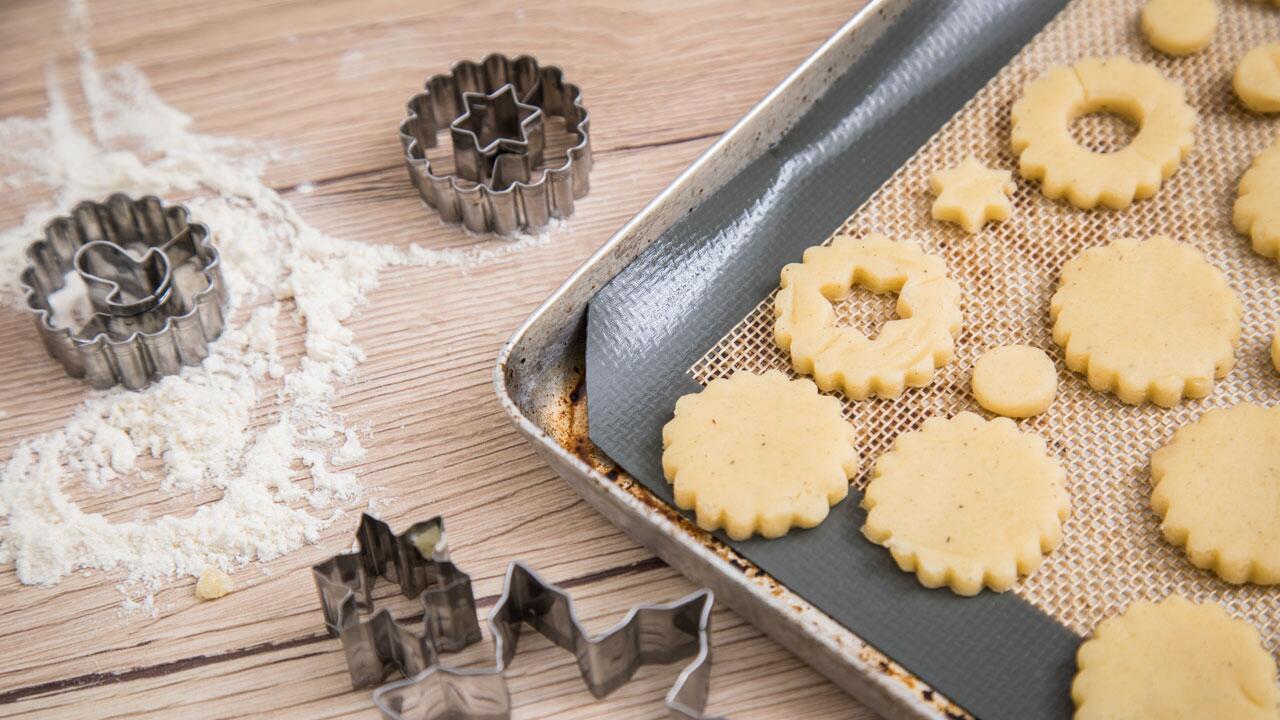 Aufgepasst in der Weihnachtsbäckerei: PFAS-haltiges Backpapier kann gesundheitsschädliche Dämpfe abgeben. Alternativen wie eingefettete Bleche sind umweltfreundlicher.