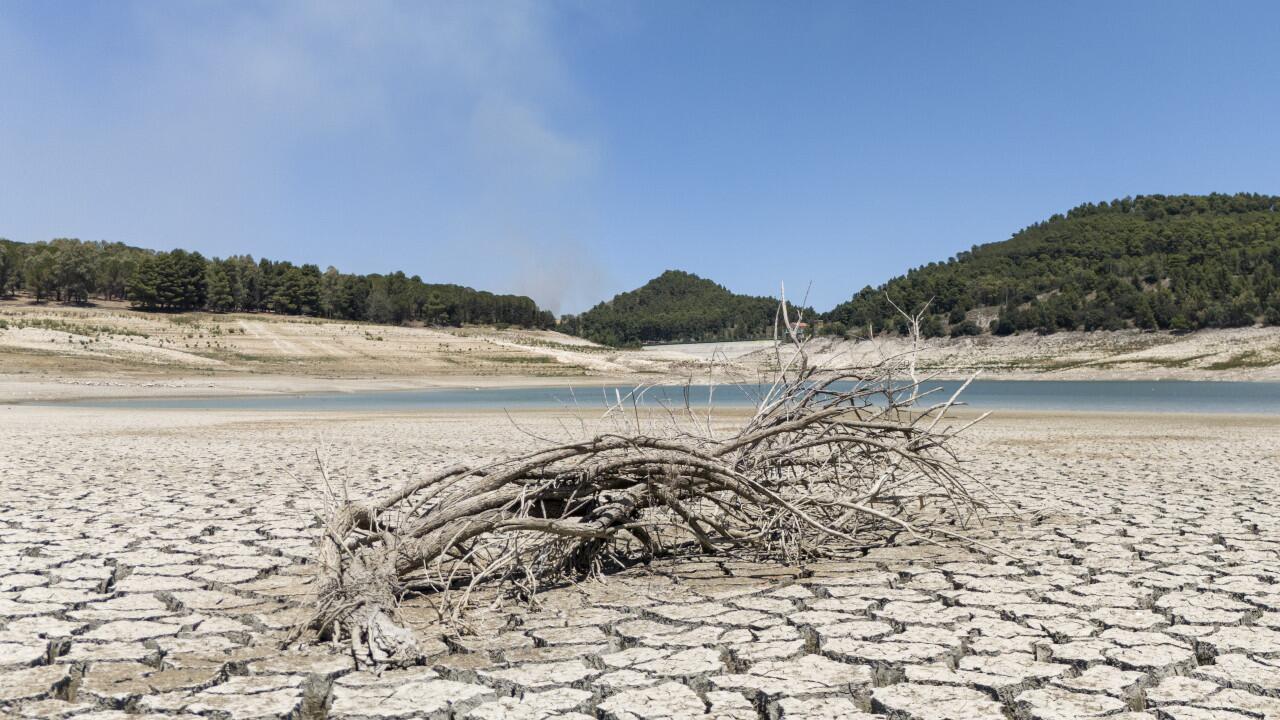 Ausgetrockneter See in Italien - die Erderwärmung steigt.