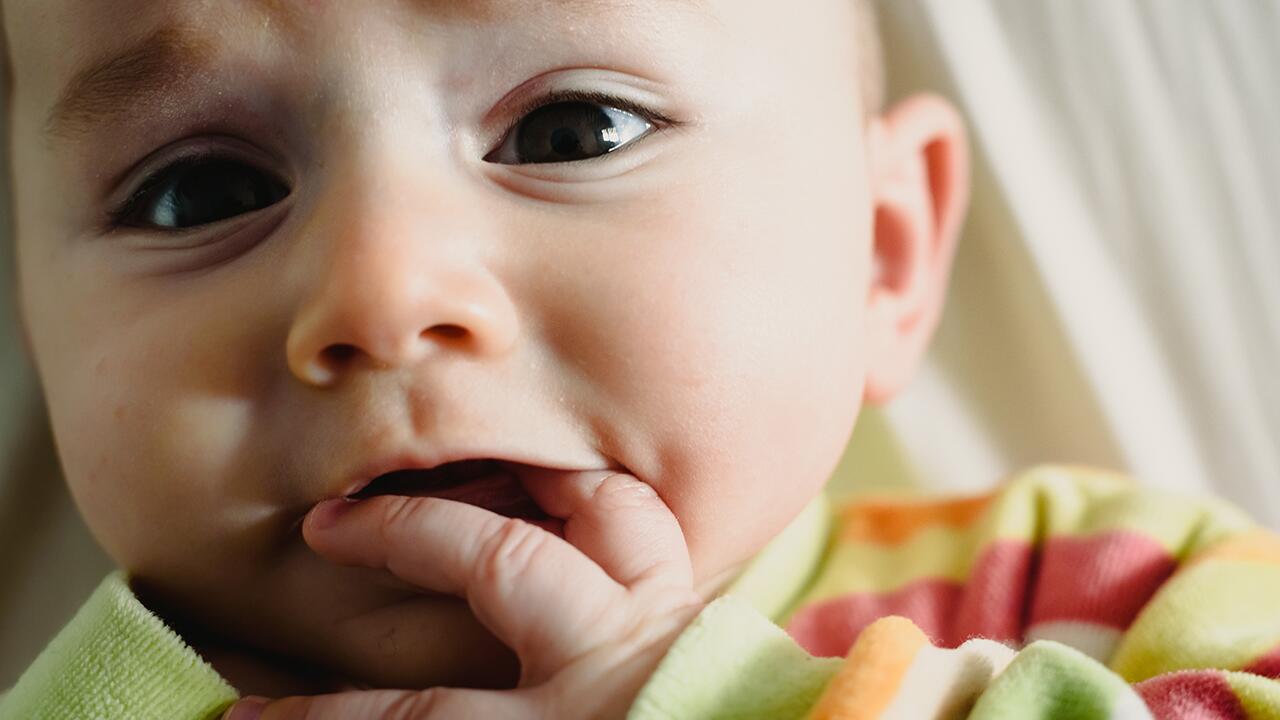 Babys und die ersten Zähne: Wir geben Tipps, wie Sie die Schmerzen Ihres Kindes beim Zahnen lindern können.