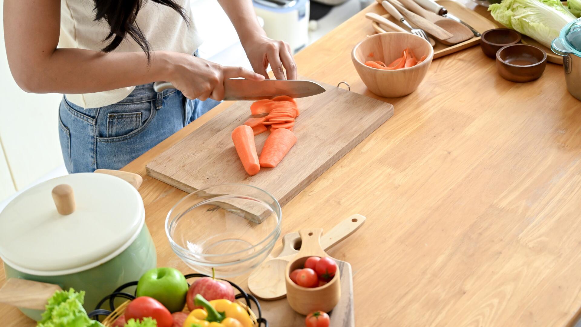 Infektion durch Lebensmittel: So senken Sie das Risiko beim Einkauf, Kochen und Lagern