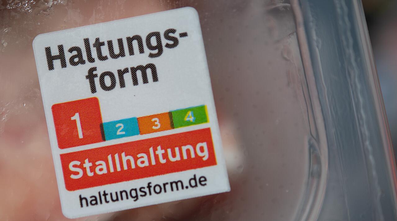 Bewegung bei den Fleischkennzeichnungen Wenn sie eine Box mit Schnitzeln in den Einkaufskorb legen, achten viele auch auf Infos zur Haltung der Tiere im Stall. Eine bekannte Kennzeichnung erhält nun ein Update - und eine neue rückt näher