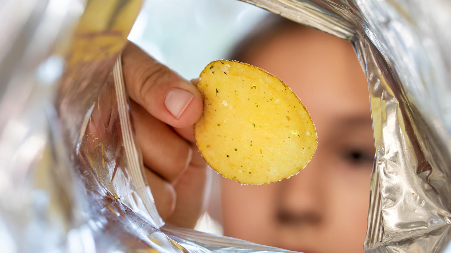 Weniger Werbung für Chips & Co.: Großbritannien will Kinder mit Werbeverbot schützen Weniger Werbung für Chips & Co.: Großbritannien will Kinder mit Werbeverbot schützen