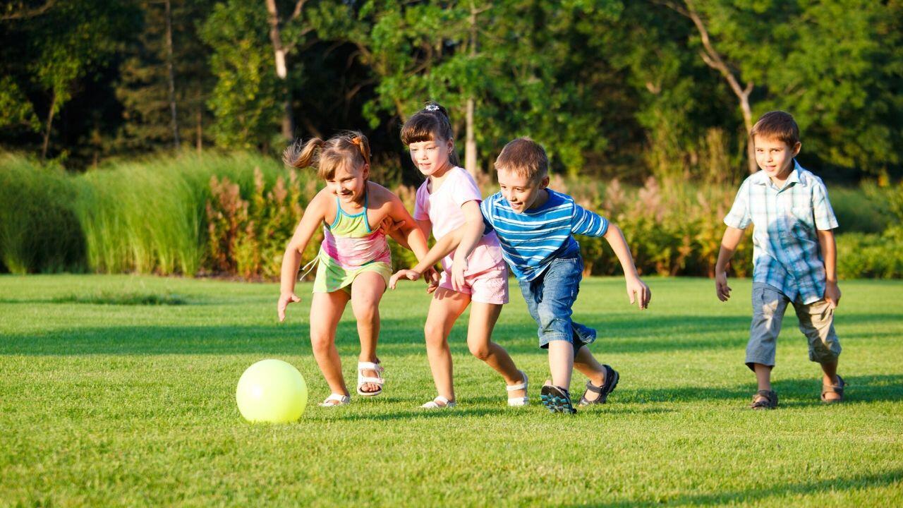 Corona in Deutschland: Dürfen Kinder draußen spielen und Freunde treffen?