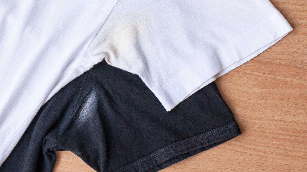 Deoflecken entfernen: Mit diesen Hausmitteln wird Kleidung wieder sauber