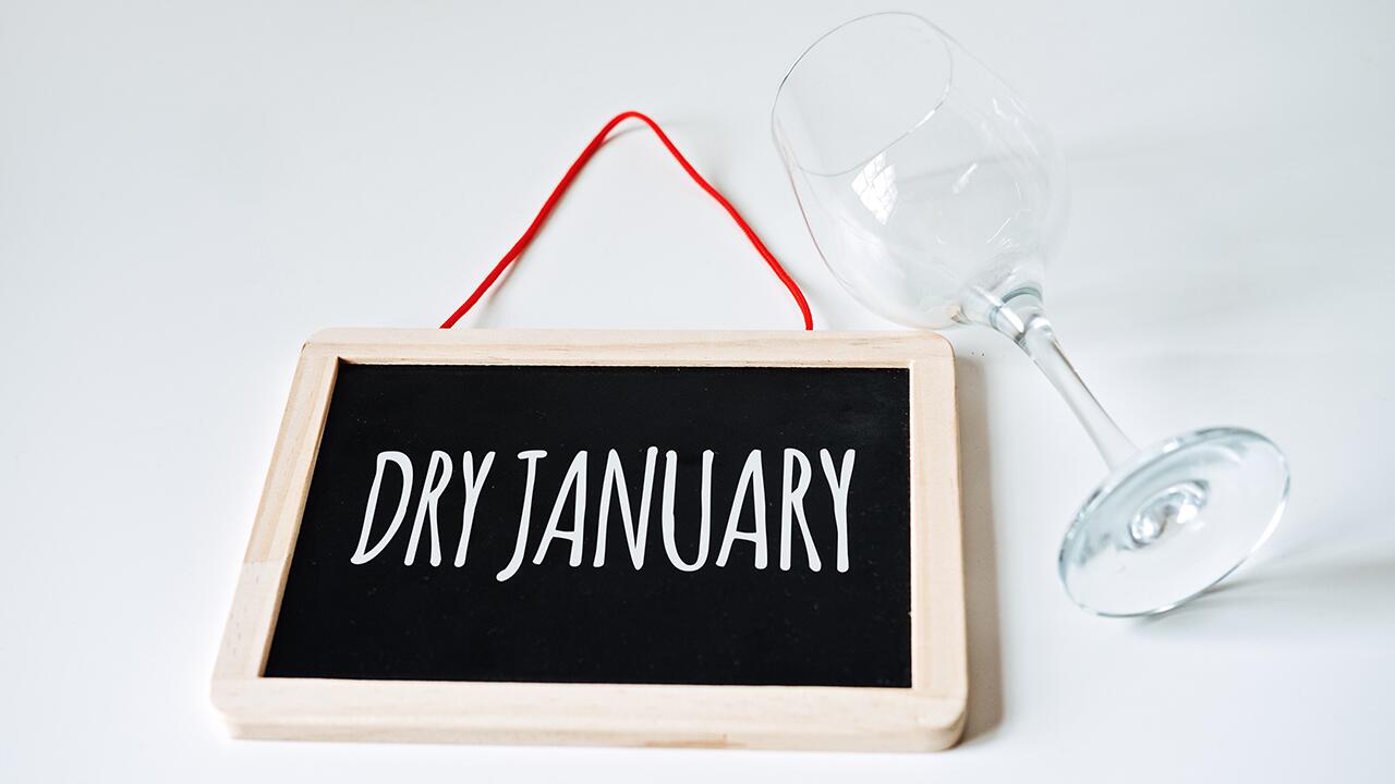 Der Dry January fordert dazu auf, für einen Monat auf Alkohol zu verzichten und den eigenen Alkoholkonsum kritisch zu hinterfragen.