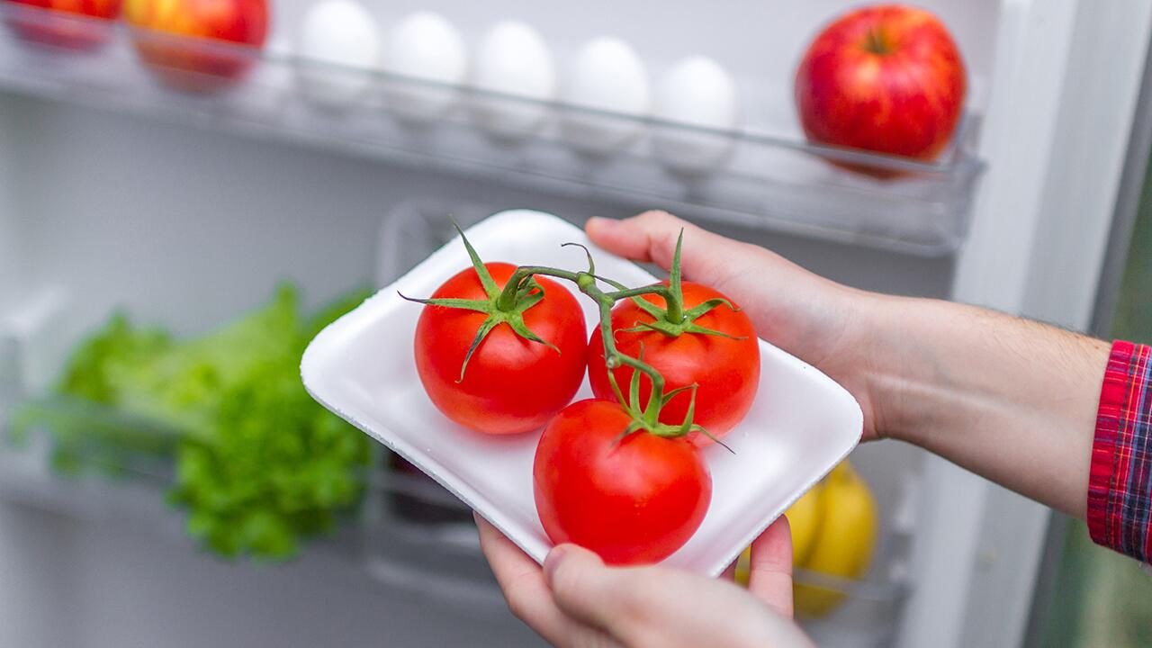 Diese Gemüse- und Obstsorten dürfen bei Hitze ausnahmsweise in den Kühlschrank.