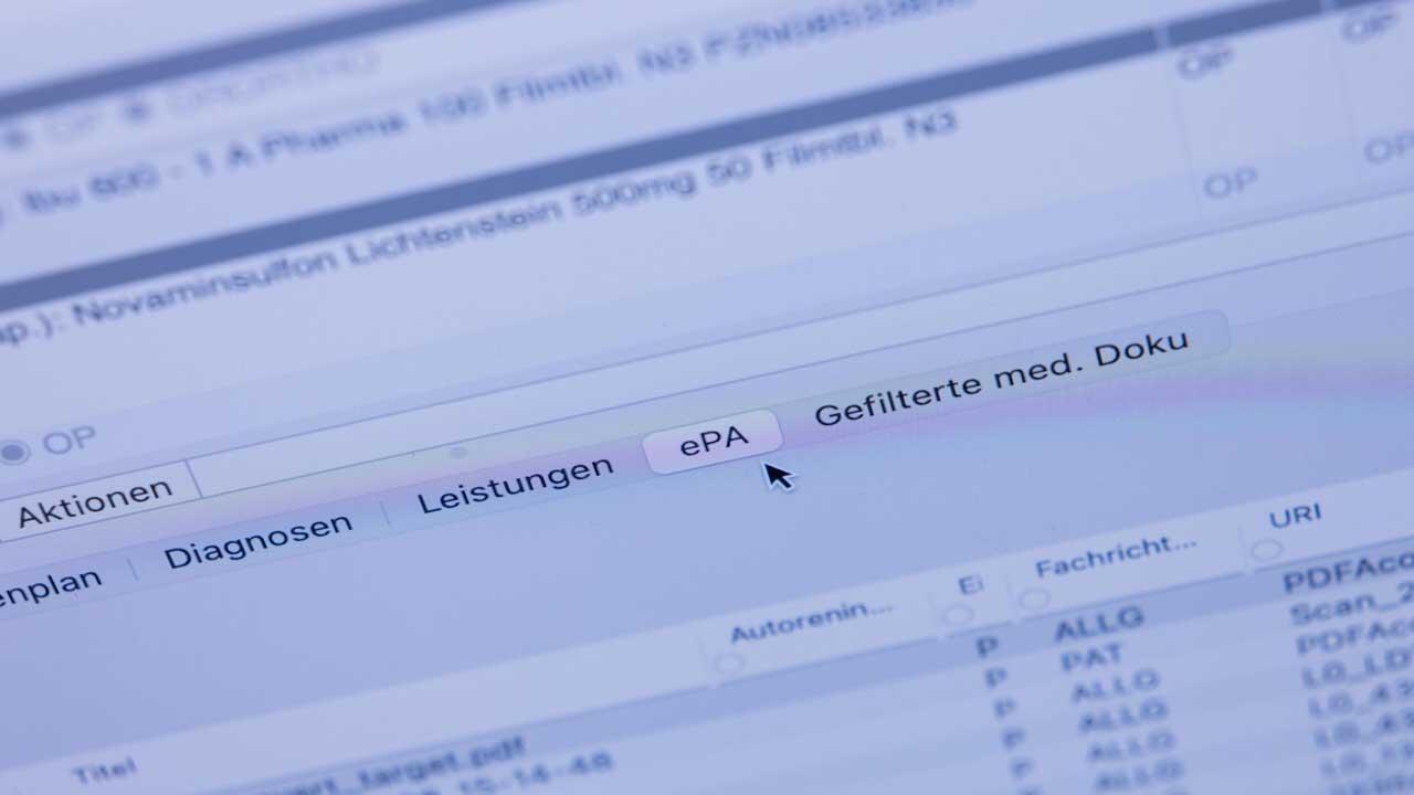 Ein Reiter ePa mit einer Patientenakte ist auf dem Monitor eines Arztes zu sehen.