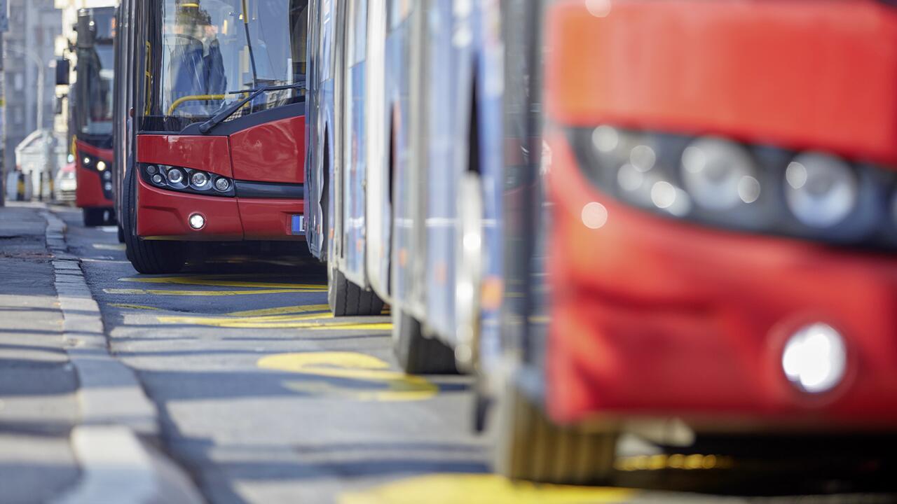 Eine Umfrage zeigt: Busse und Bahnen kommen zu selten.