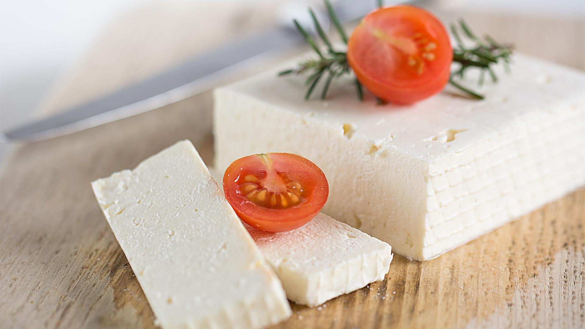Hirtenkäse, Feta oder Schafskäse? So erkennen Sie die Unterschiede Hirtenkäse, Feta oder Schafskäse? So erkennen Sie die Unterschiede