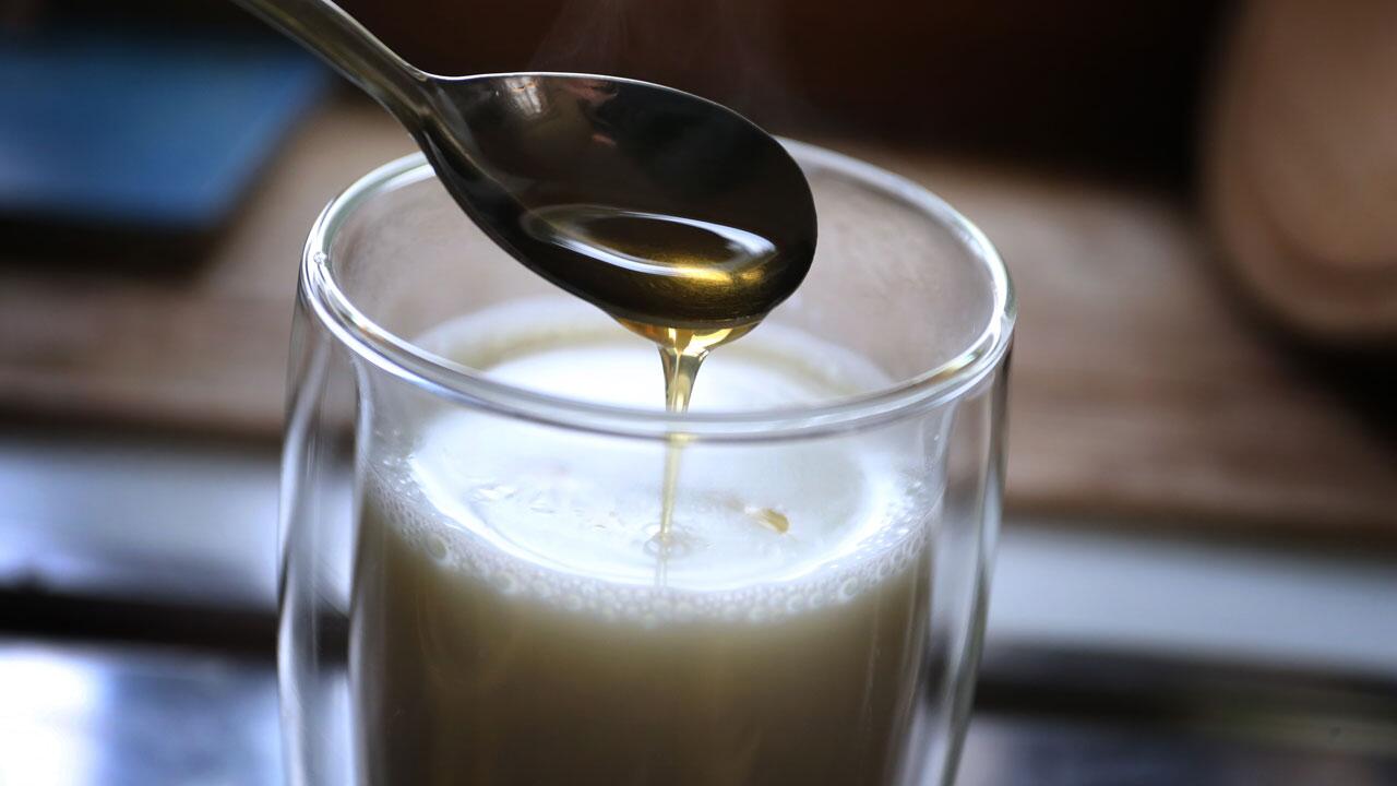 Heiße Milch mit Honig: Soll man bei einer Erkältung wirklich keine Milch trinken?