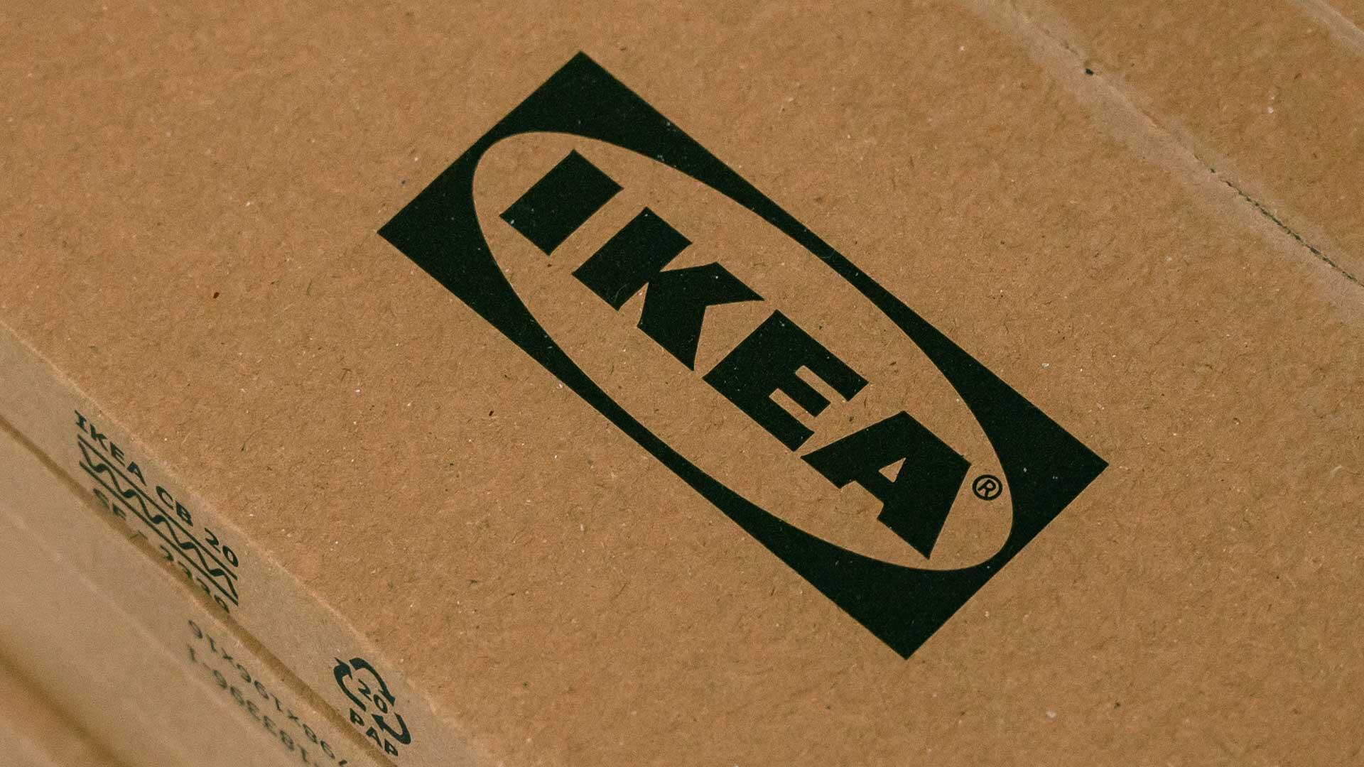 Ikea-Karton mit Logo