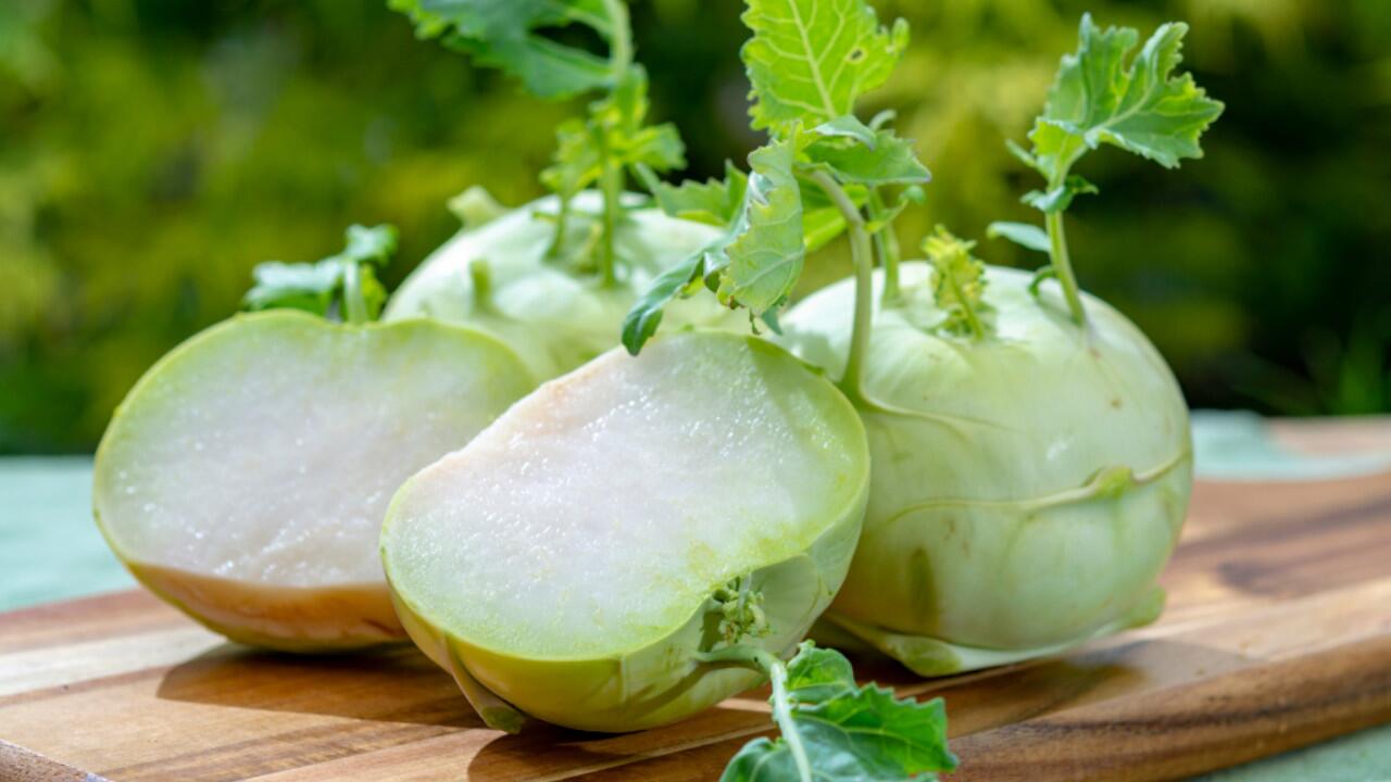 Kohlrabi schmeckt roh und gekocht.