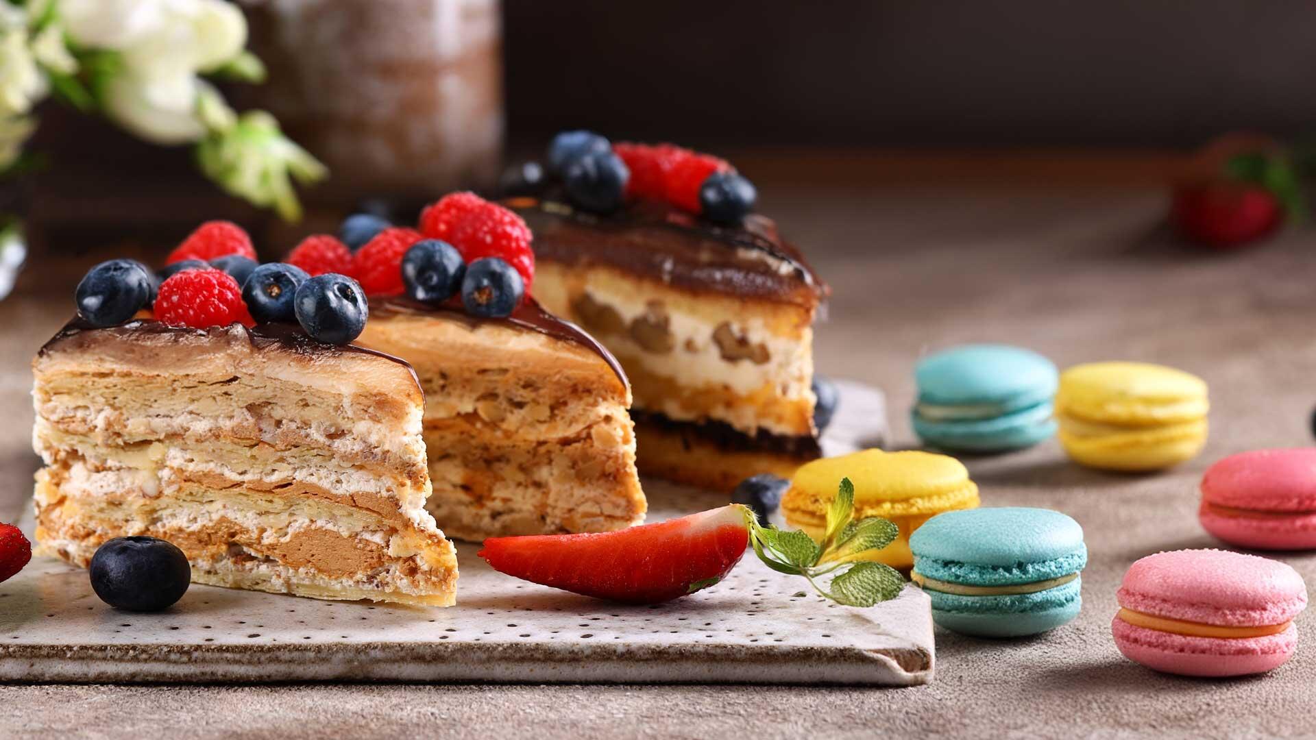 Kuchen und Macarons auf einem Tisch