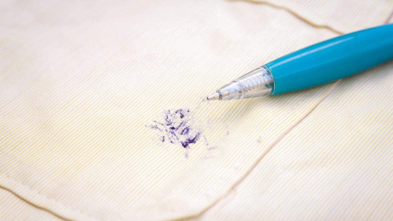 Tintenflecken entfernen aus Kleidung, Hausmittel gegen Tinte