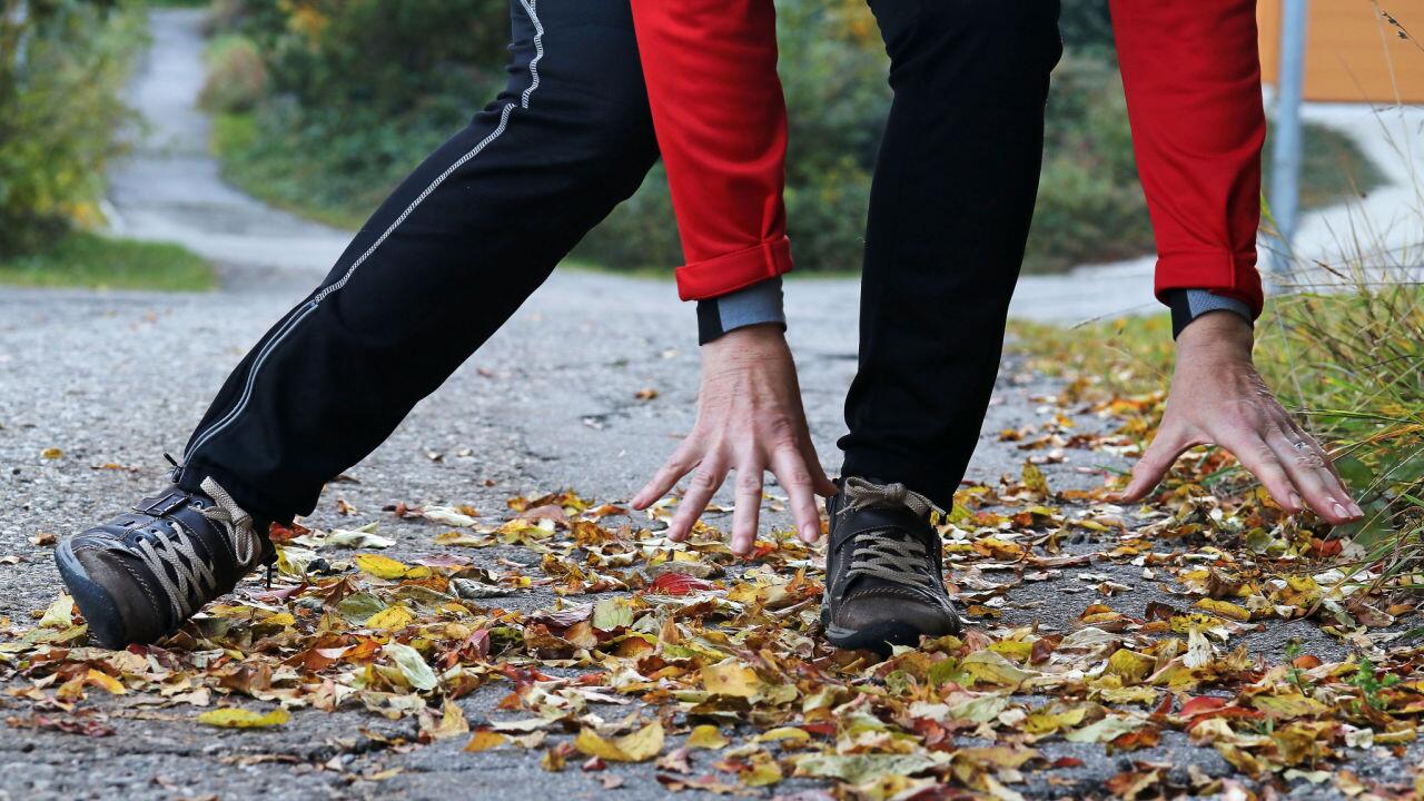 Herbstlaub vor der Tür: Wer räumen muss – und wann es teuer wird Herbstlaub vor der Tür: Wer räumen muss – und wann es teuer wird