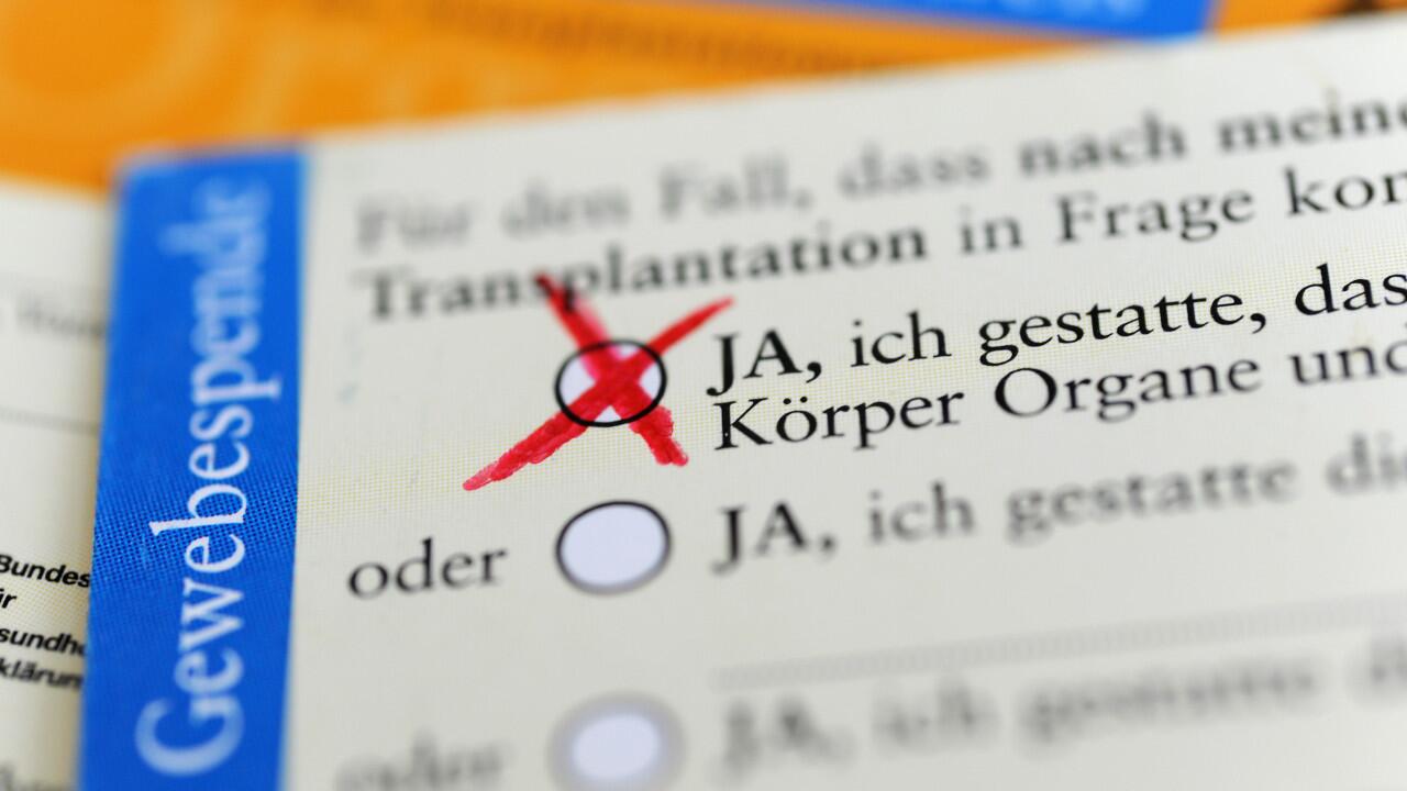 Laut Experten ist die Zahl der Organspenderinnen und -spender in Deutschland zu gering.