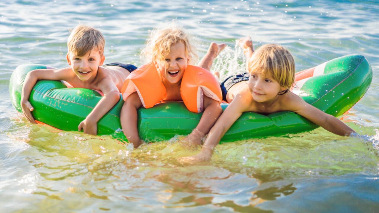 Luftmatratzen und Co. bieten keine Sicherheit im Wasser.