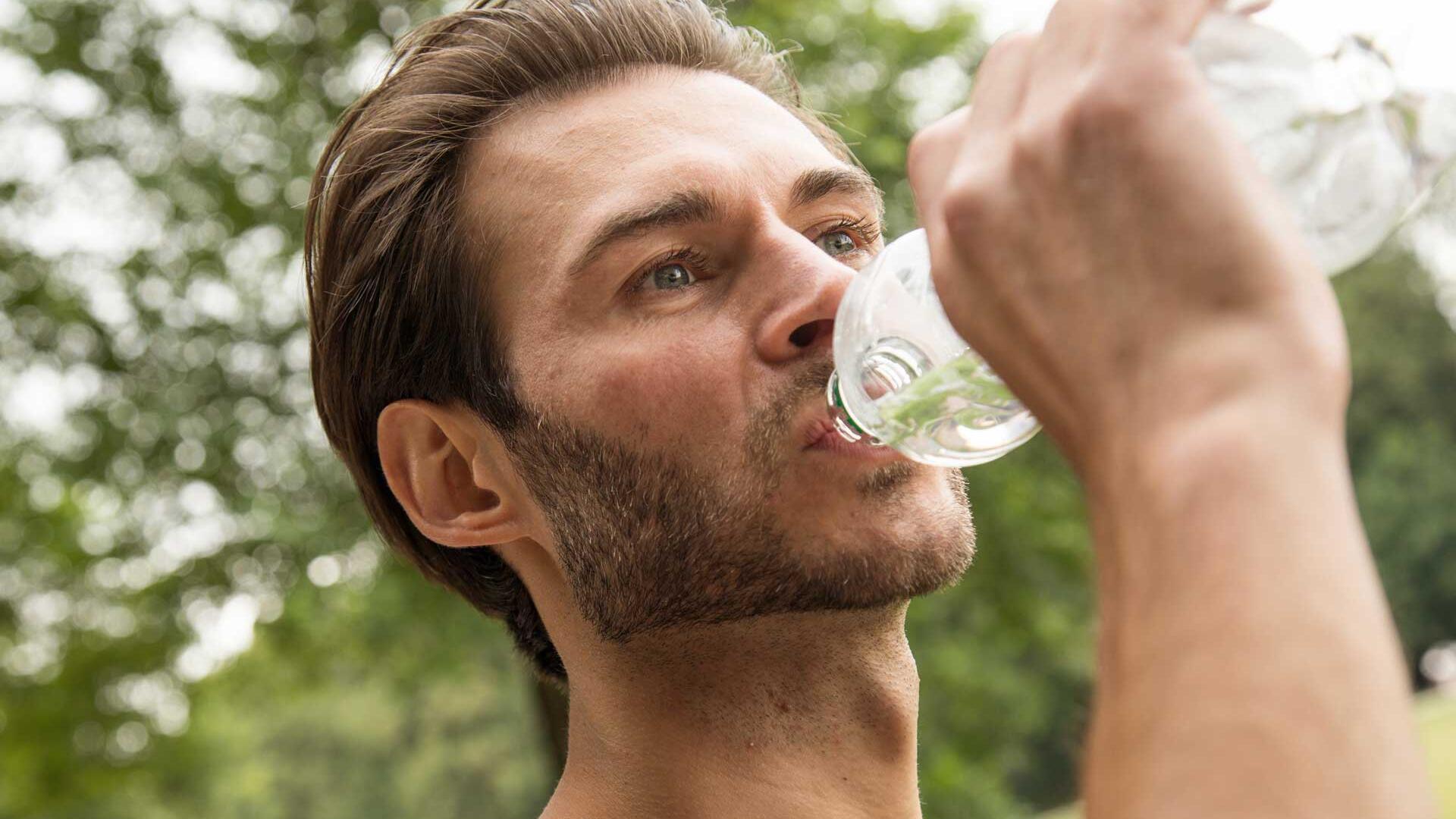 Wasser aus PET-Flasche schmeckt komisch – woran liegt's? Wasser aus PET-Flasche schmeckt komisch – woran liegt's?