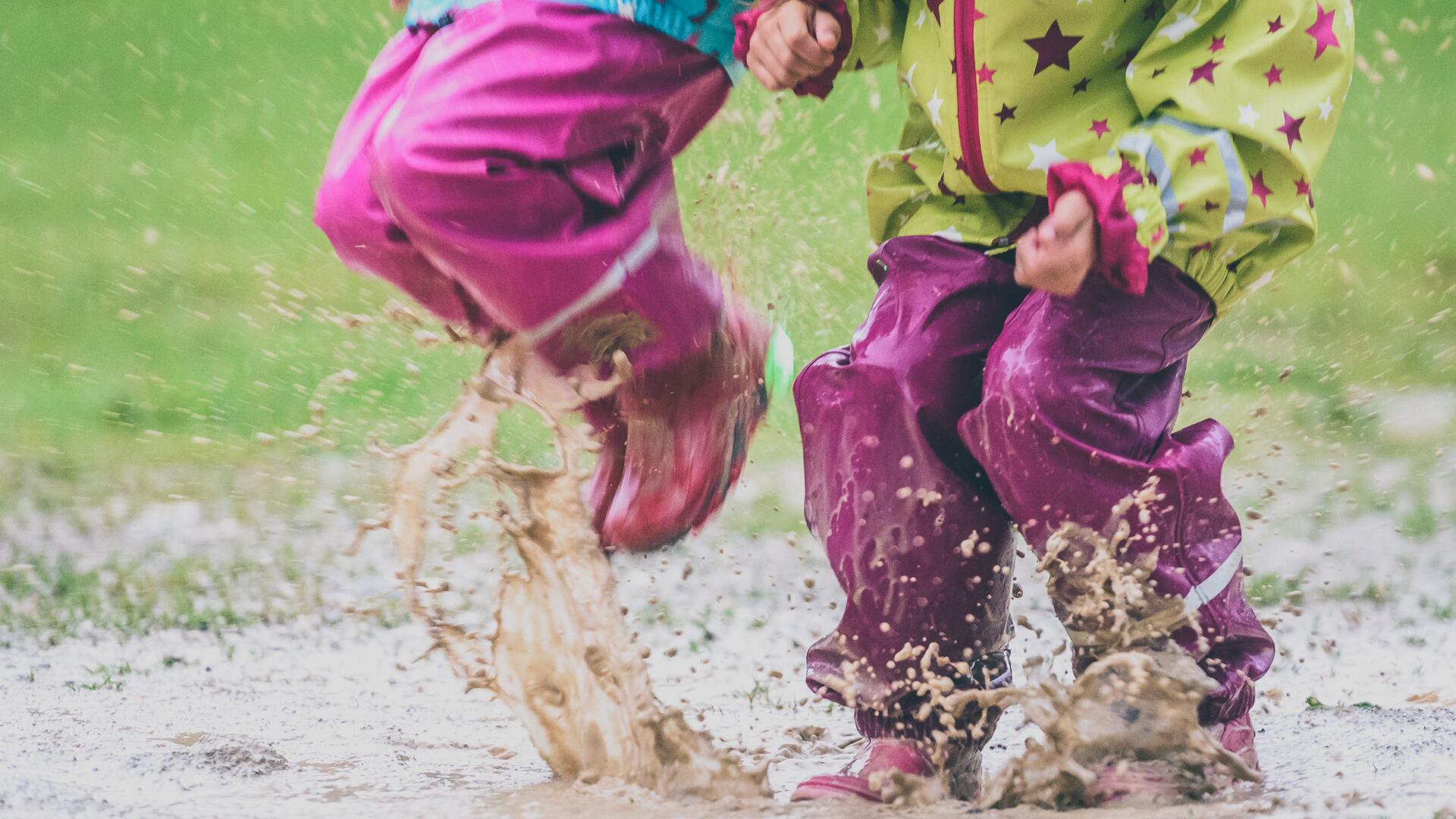 Matschhosen im Test: Wir haben 13 Matschhosen für Kinder getestet. Matschhosen im Test: Wir haben 13 Matschhosen für Kinder getestet.
