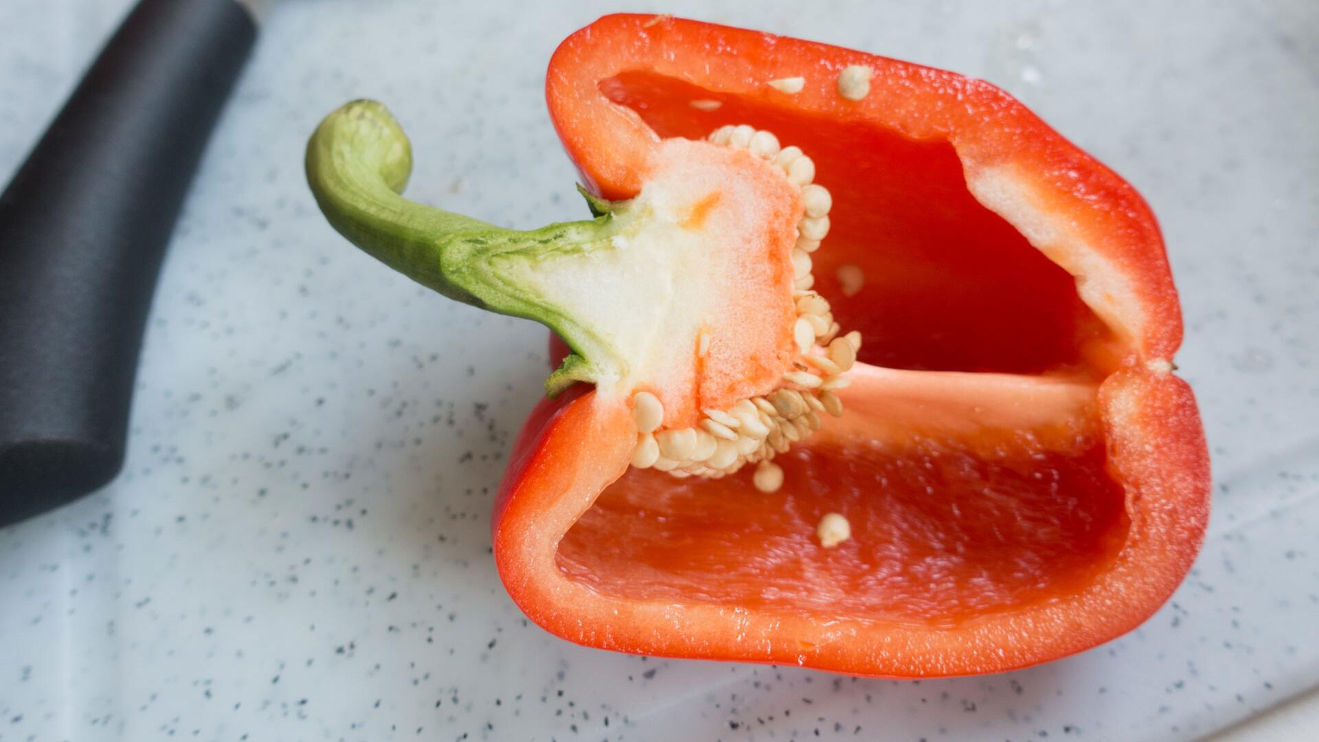 Paprikakerne: Muss ich sie entfernen – oder kann ich sie mitessen? Paprikakerne: Muss ich sie entfernen – oder kann ich sie mitessen?