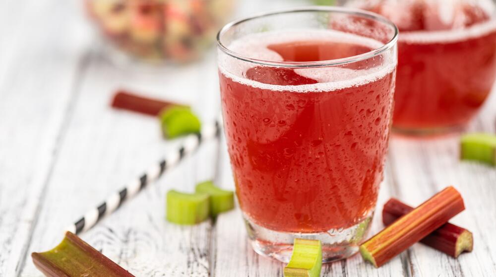 Rabarberdrank koken: Zo maak je een verfrissende zoetzure drank