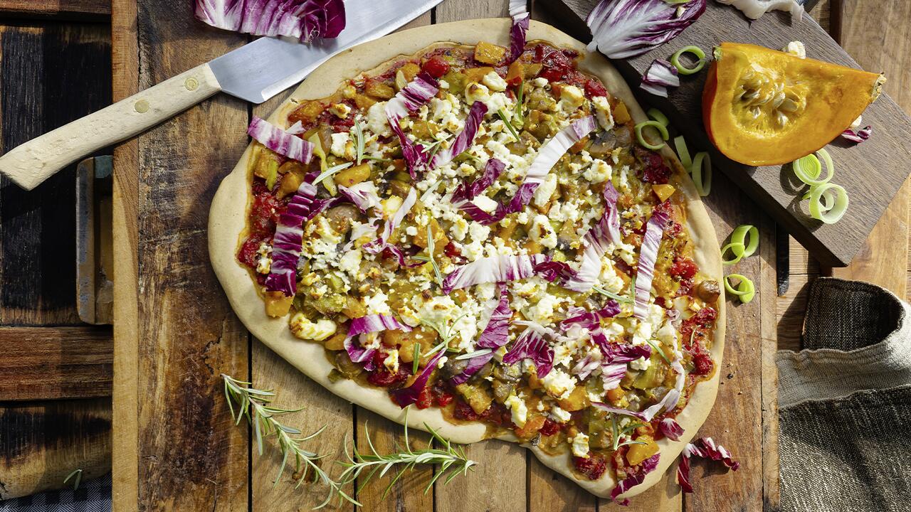 Bunte Herbstpizza mit Kürbis und Maronen: Ein Rezept 