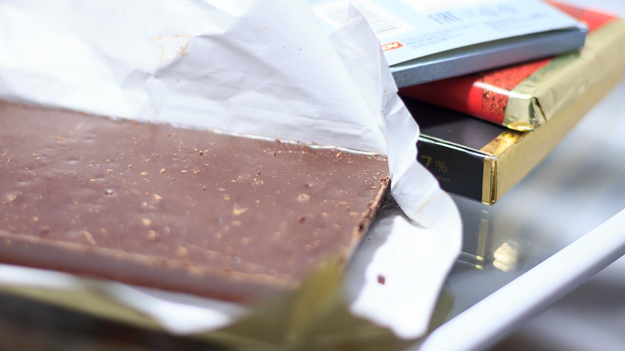 Schokolade sollte man besser nicht im Kühlschrank aufbewahren: Darin nimmt sie Fremdgerüche auf. Zudem kann sie bei niedrigen Temperaturen nicht gleich ihr volles Aroma entfalten.