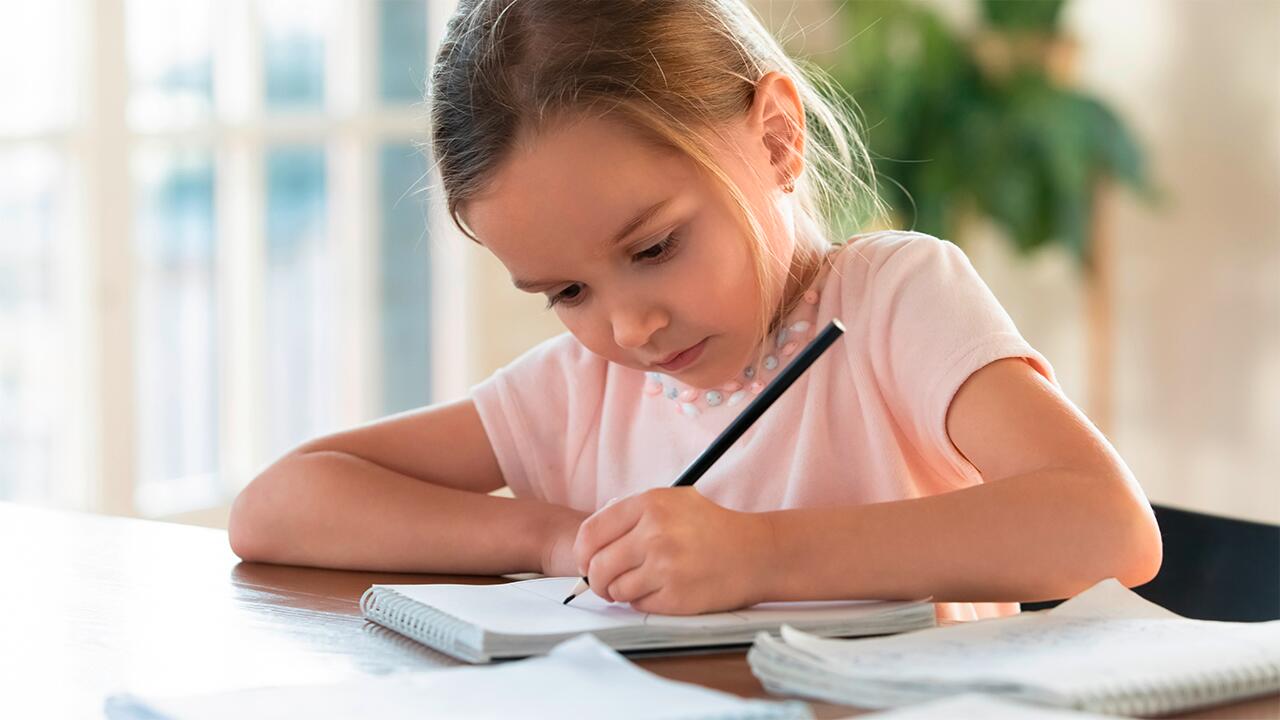 Spätestens mit dem Schulstart sollten Kinder einen Kinderschreibtisch nutzen, an dem sie gut sitzen können.