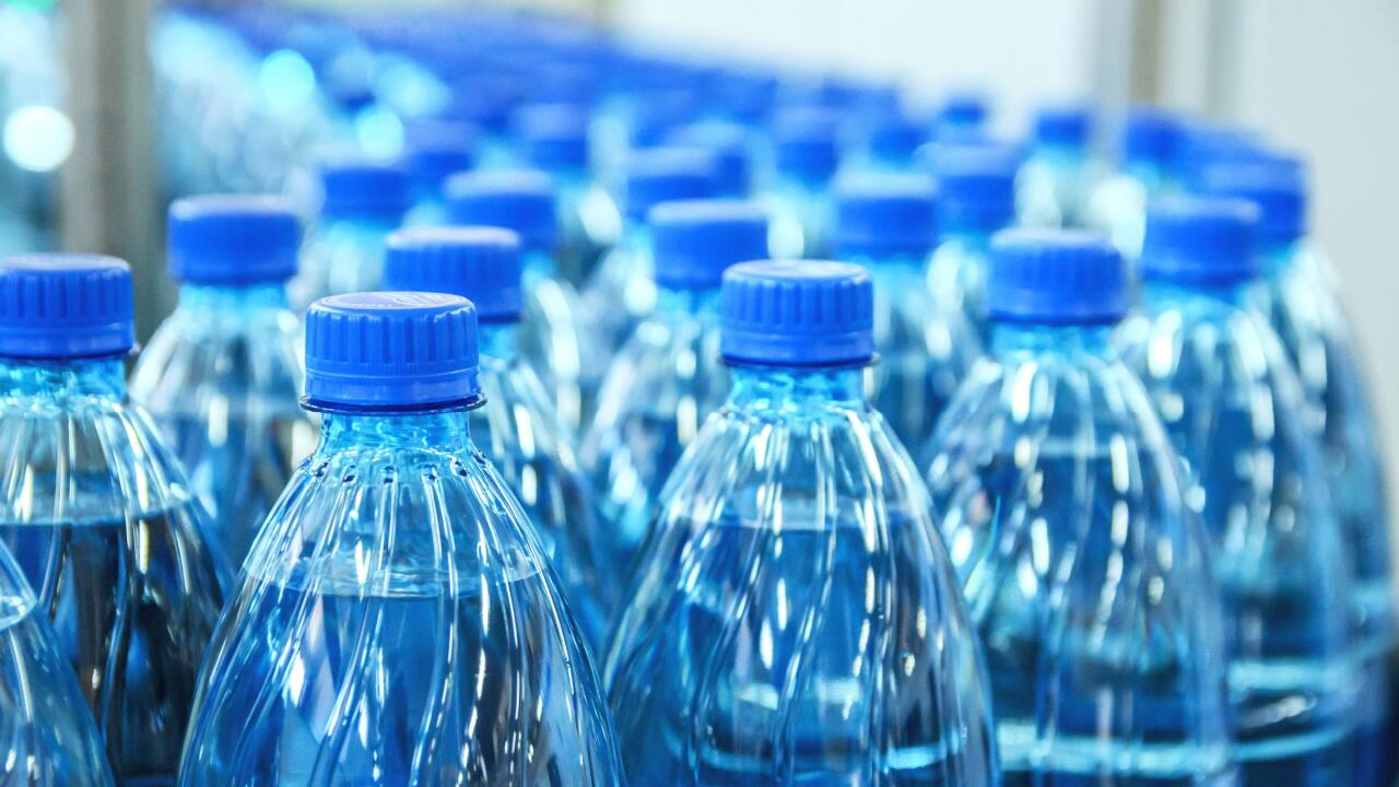 Studie: Wasser aus Plastikflaschen enthält noch mehr Plastik als bislang bekannt