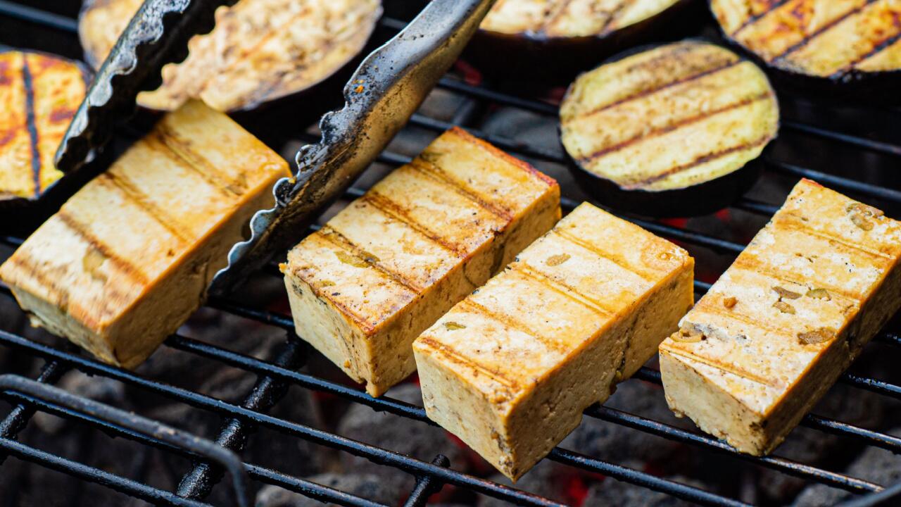 Tofu grillen – am besten vorher einfrieren