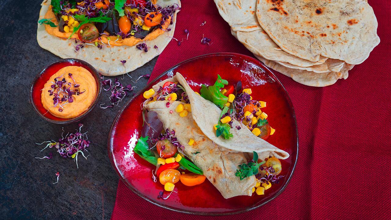 Tortillas selber machen: Rezept für Wraps mit Sommersalat