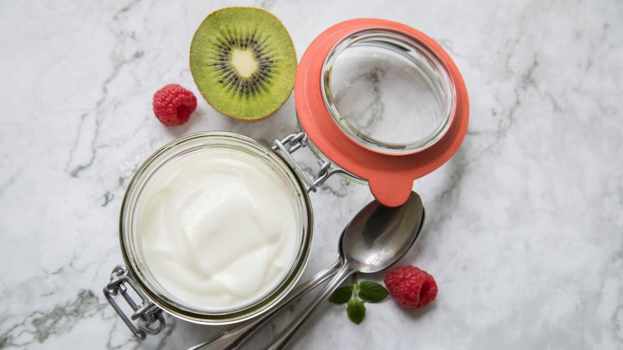 Warum Ananas und Kiwi den Joghurt bitter machen