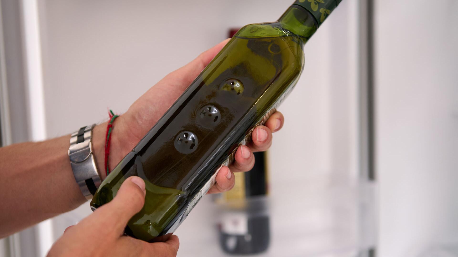 Sollte Olivenöl im Kühlschrank aufbewahrt werden? Wieso die richtige Lagerung von Speiseölen wichtig ist Sollte Olivenöl im Kühlschrank aufbewahrt werden? Wieso die richtige Lagerung von Speiseölen wichtig ist