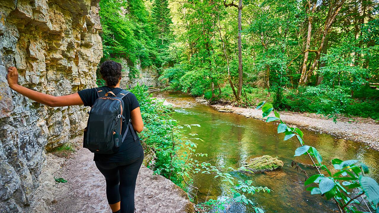 Wer Wanderungen durch Schluchten, Höhlen oder Klammen mag, der wird bei diesen Ausflugszielen in Deutschland fündig.