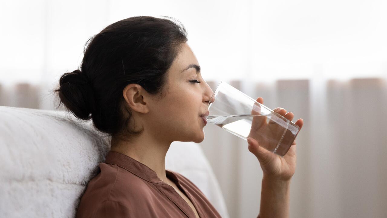 Wie viel Wasser Sie am Tag trinken sollten: Tipps für genügend Flüssigkeit