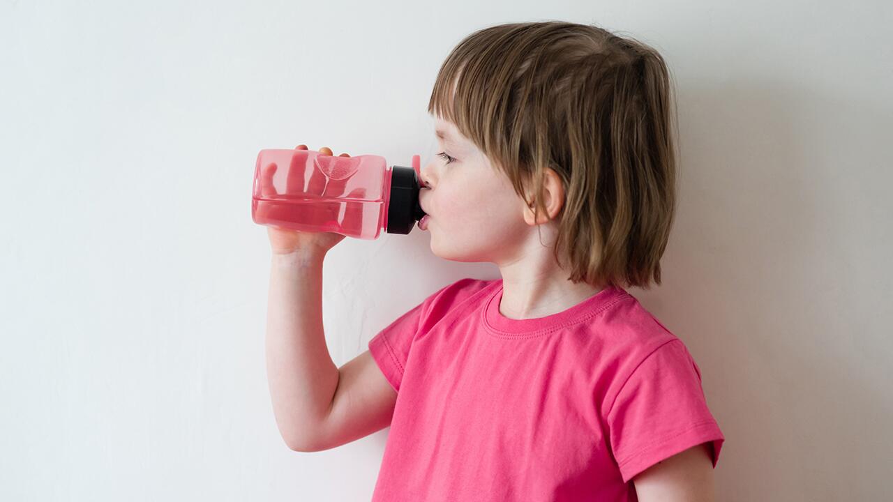 Trinkflaschen für Kinder im Test: Wie schlagen sich Mepal, Sigg & Co.?