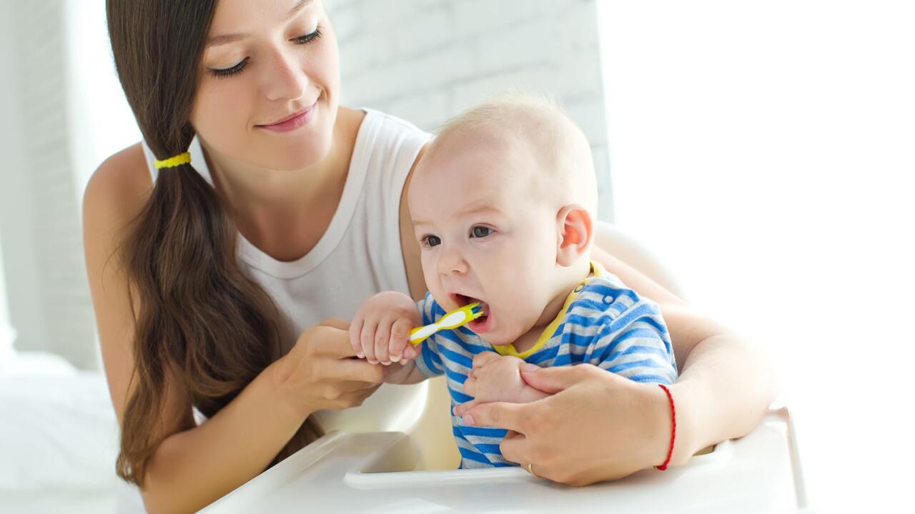 Zähne putzen beim Baby und Kleinkind: Glänzende Tipps