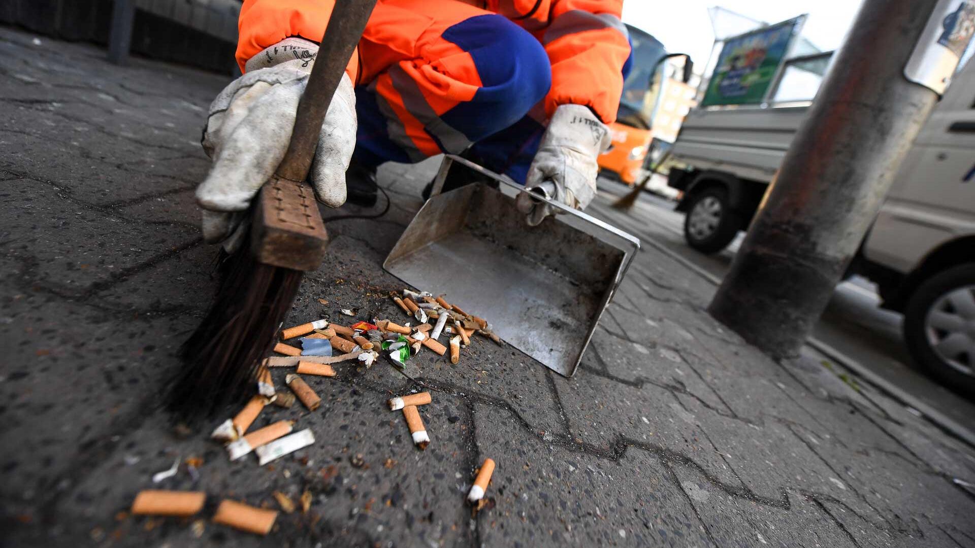 Mikroplastik, Bakterien, Bußgeld: Wieso man Zigarettenstummel richtig entsorgen sollte Mikroplastik, Bakterien, Bußgeld: Wieso man Zigarettenstummel richtig entsorgen sollte
