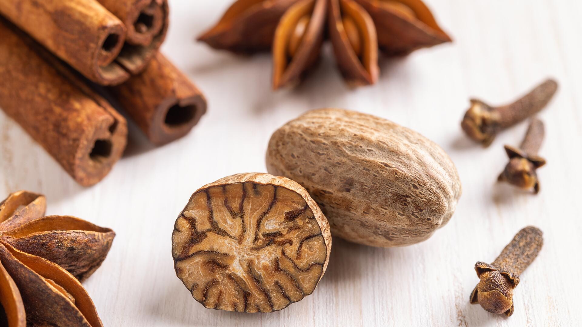 Herbstgewürze: So bringen Zimt, Nelken & Muskat Geschmack auf den Teller Herbstgewürze: So bringen Zimt, Nelken & Muskat Geschmack auf den Teller