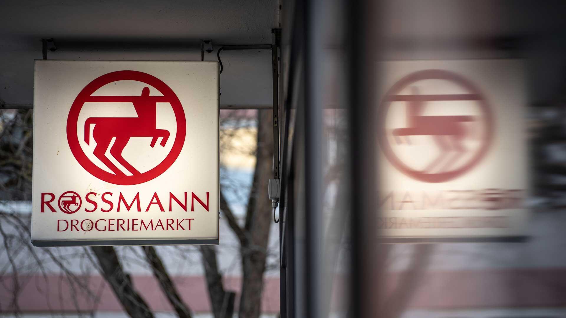 ine Leuchttafel mit dem Firmenlogo hängt an eine Filiale der Drogeriemarktkette Rossmann in der Mainzer Innenstadt.