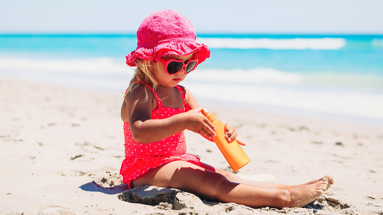 Noch immer bedenkliche UV-Filter in Sonnencremes für Babys und Kinder im  Test - ÖKO-TEST