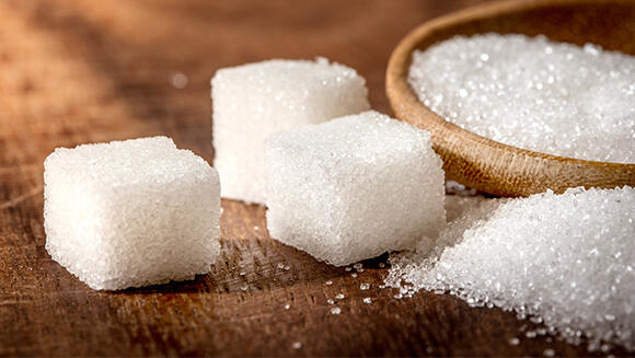 Der dauerhafte Konsum von zu viel Zucker kann zu gesundheitlichen Problemen führen. 