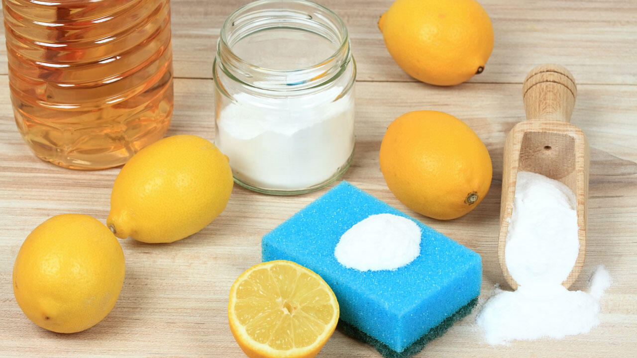 Hausmittel wie Zitrone, Salz und Natron eignen sich zum Entfernen von Blutflecken.