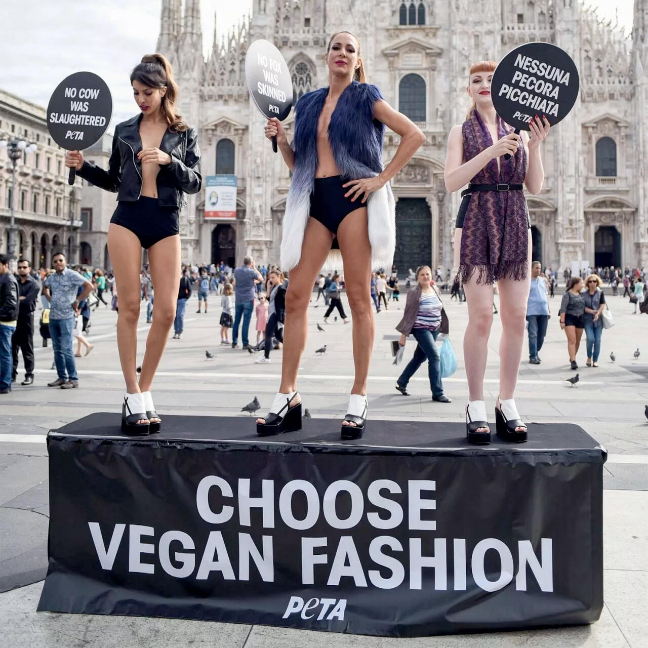 PETA macht vor dem Mailänder Dom auf vegane Mode aufmerksam.
