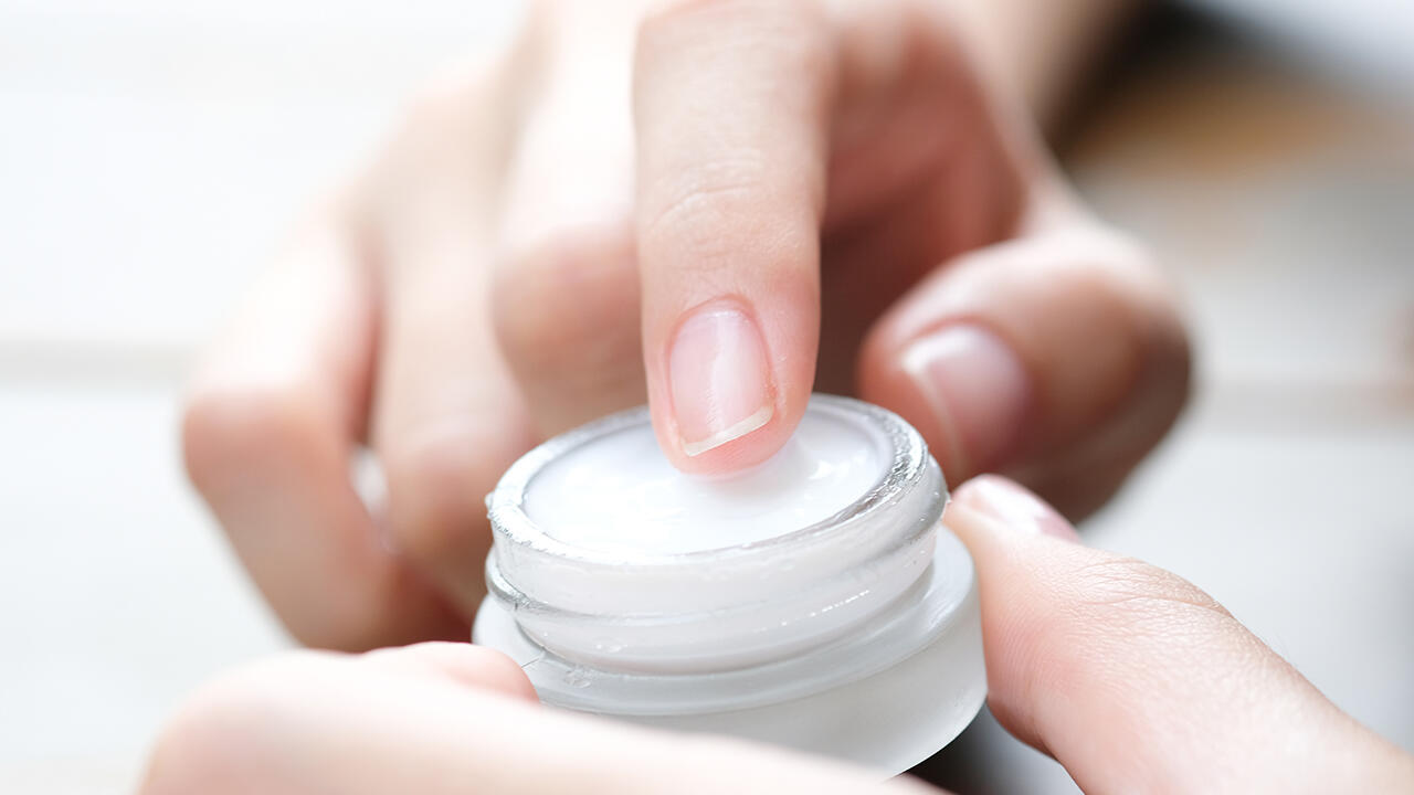 Konservierungsmittel sollen Kosmetikprodukte länger haltbar machen. Allerdings sind einiger dieser Substanzen nicht unproblematisch.
